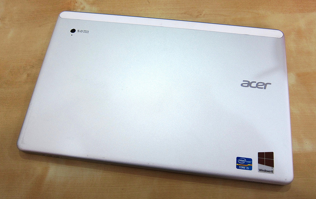 alt="Acer W700 Back"