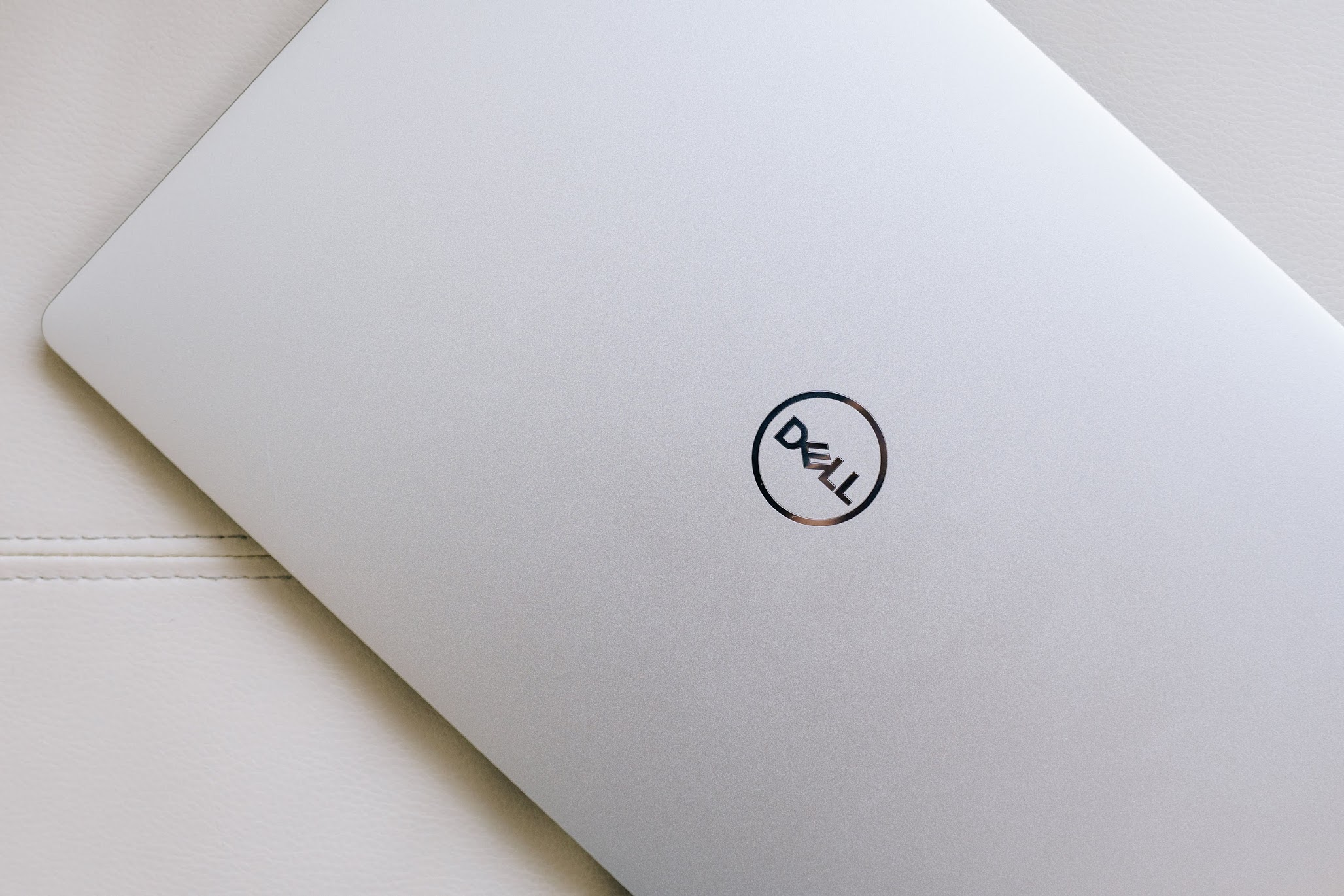 alt="Dell XPS 13"