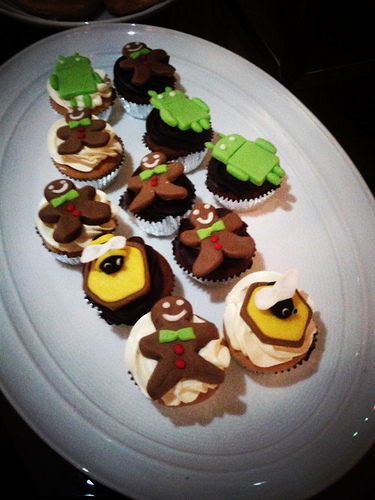 alt="Honeycomb gingerbread and android"