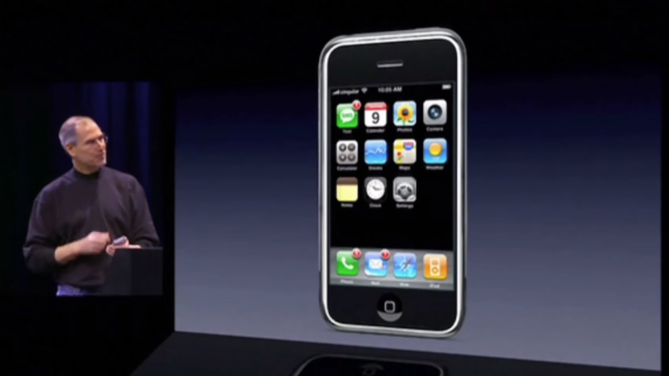 alt="Steve Jobs presented iPhone"