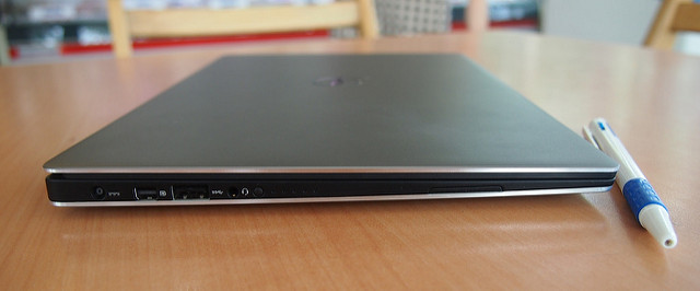 alt="Dell XPS 13"