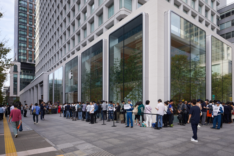 alt="Queue at Apple Store Marunouchi"