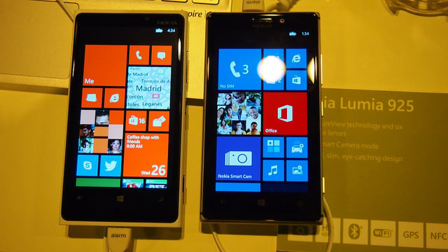 alt="Lumia 920 vs 925"