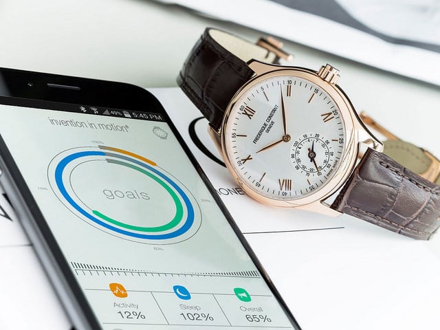 alt="mmt-frederique-constant-smart-watch-iphone"