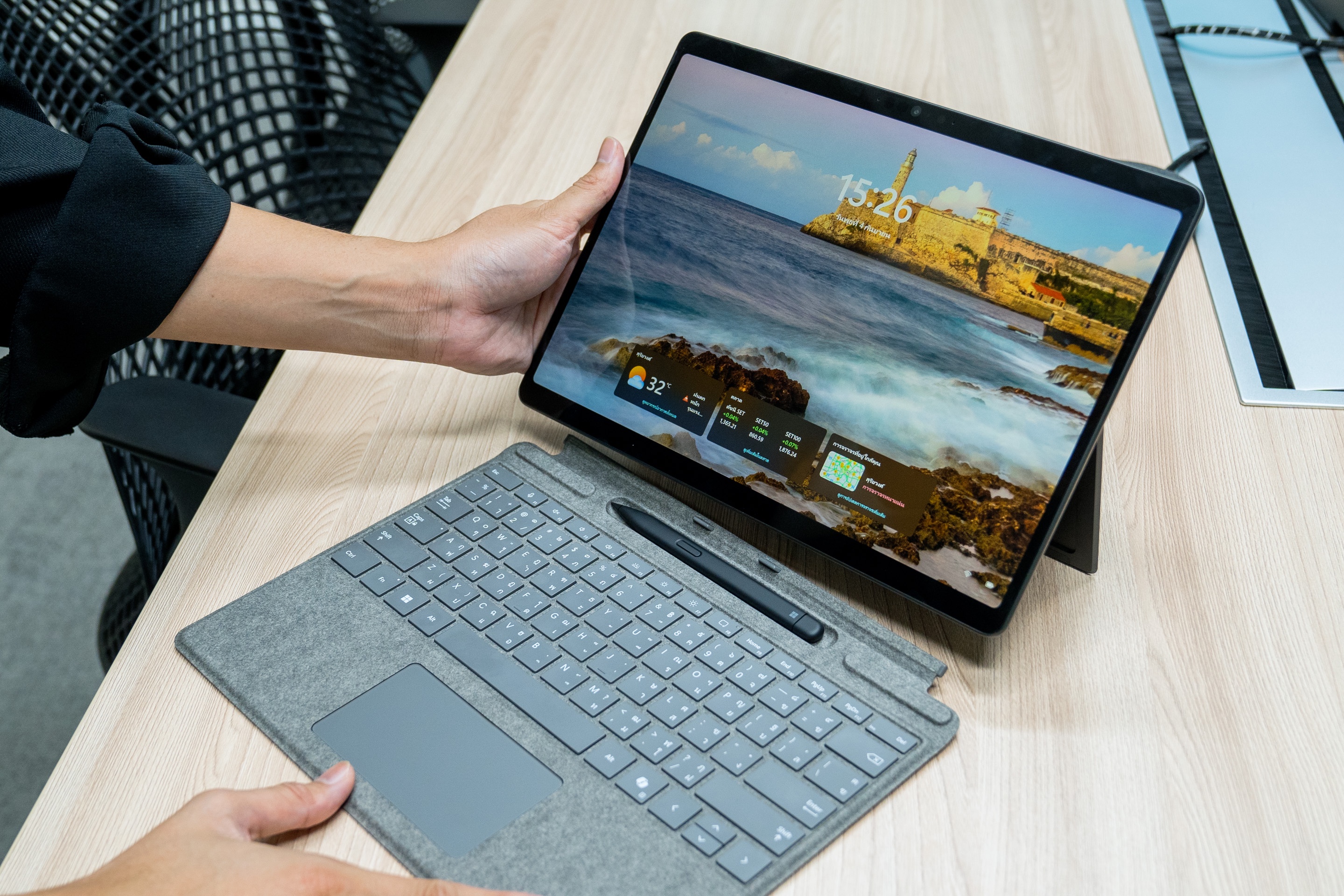 alt="Microsoft Surface Pro 11"