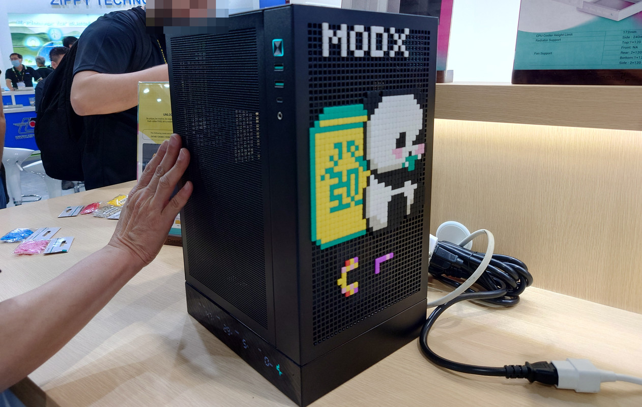 alt="เคส DeepCool ที่ติดตั้งเม็ด Pixel เรียงเป็นคำว่า MODX และภาพหมีแพนด้าหน้าเสา"