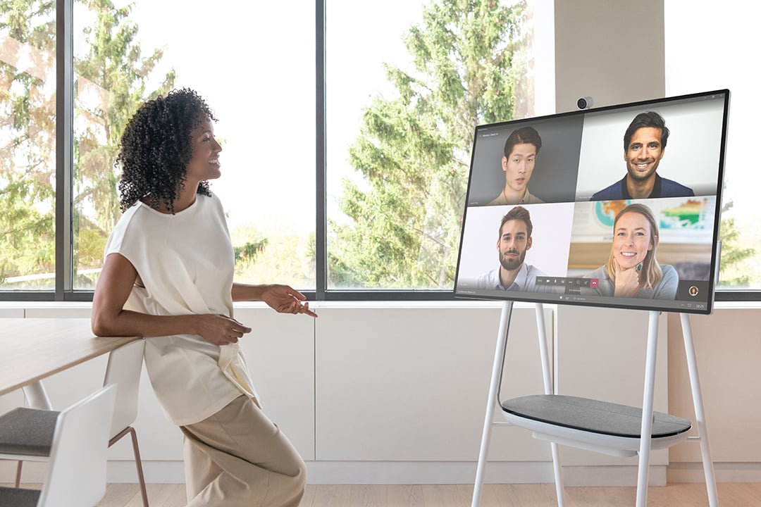 alt="Surface Hub 2S"