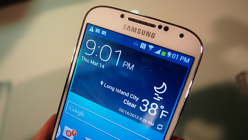 alt="Galaxy S4"